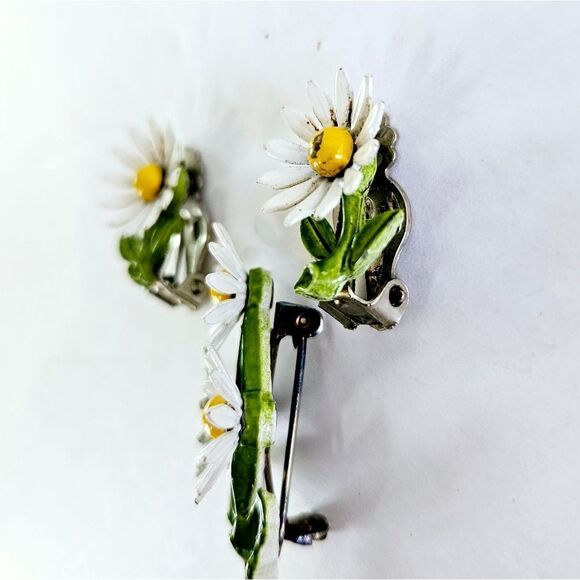 Vintage 1960's Demi Parure Metal Enameled Daisy Floral Brooch Pin Earrings Set - Picture 3 of 7